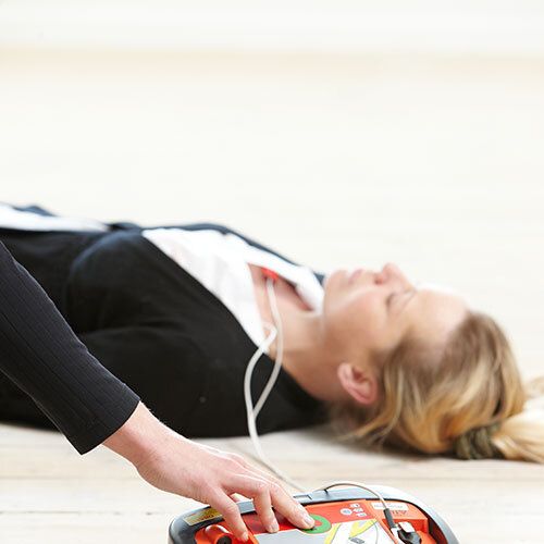 f-rstehj-lpskursus-hjerte-lunge-redning-med-hjertestarter-med24-dk