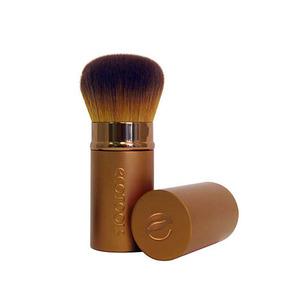 Ecotools Recycled Retracktable Kabuki Brush er en multitasking børster som kan lukkes efter brug, så du let kan have den med i tasken.