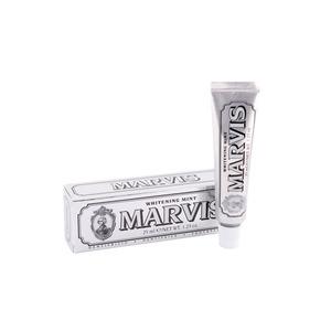 Marvis er den ultimative klassiske tandpasta - denne variant er med Whitening Mint (rejsestørrelse).