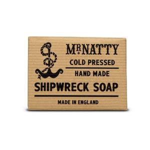 Mr Natty Shipwreck Soap er en håndlavet og koldpresset sæbe med en klassisk duft af vetiver og patchouli.