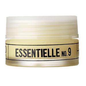 SARD Essentielle No. 9 er en fugtgivende, reparerende og genopbyggende læbebalsam, der styrker huden og virker udglattende på fine linjer omkring munden.