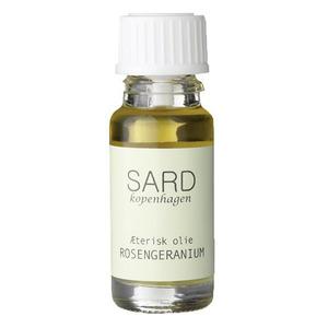 SARD Æterisk Rosengeraniumolie har utrolig mange gode egenskaber og kan med fordel blandes i næsten alle hudplejeprodukter.