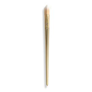 Real Techniques Bold Metals Triangle Concealer Brush gør det muligt at nå ind og dække selv de mere vanskelige områder.
