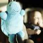 Cloud B Lullaby To Go - Blue Turtle hænger på autostol