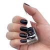 Hånd holder om Depend 7day Hybrid Polish - 7013 Goth Black med neglelak på neglene